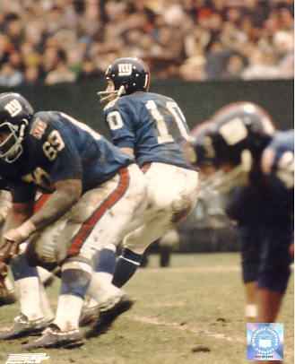 Former New York Giants QB Fran Tarkenton (10) drops back to pass. Credit: bashhguidelines.org